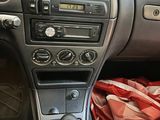 un tableau de bord de voiture équipé d'un volant et d'une radio