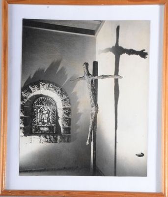 une photo représentant une croix et un crucifix dans une pièce