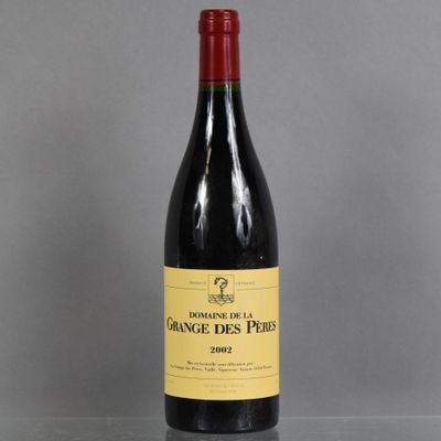 la bouteille de vin est posée sur la table sur la table