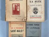 trois livres sont empilés les uns sur les autres sur une surface bleue