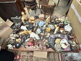 une table sur laquelle se trouvent de nombreux objets différents