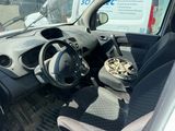 une petite voiture équipée d'un volant et d'une horloge sur le tableau de bord