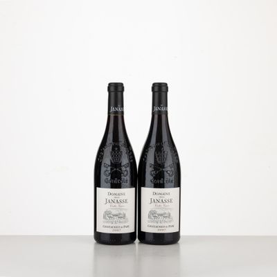deux bouteilles de vin posées sur une table l'une à côté de l'autre