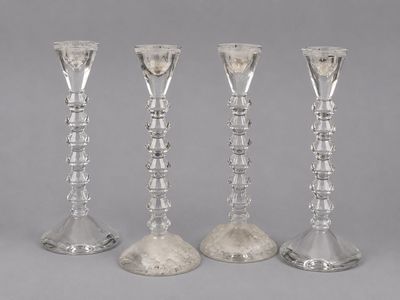 trois bougeoirs en argent avec des bougies de chaque côté