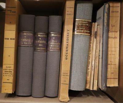 de nombreux livres qui se trouvent sur une étagère dans une boîte à livres