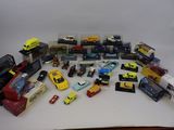 un grand nombre de voitures-jouets qui se trouvent sur la table