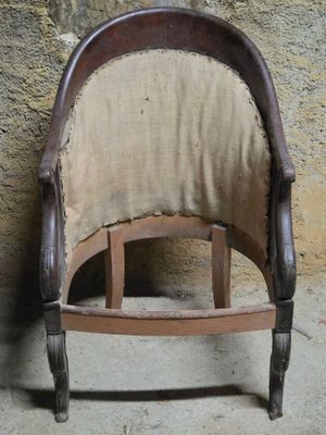 une chaise placée devant un mur