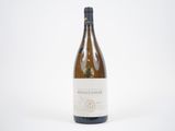 gros plan d'une bouteille de vin sur fond blanc