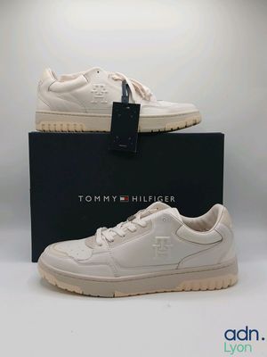 une paire de baskets blanches avec une boîte noire sur fond blanc