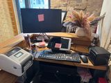 un bureau équipé d'un ordinateur, d'une imprimante et d'une imprimante