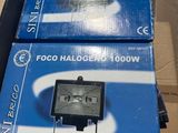 deux boîtes de lampes halogènes Fogo de 5 000 W posées sur un carton