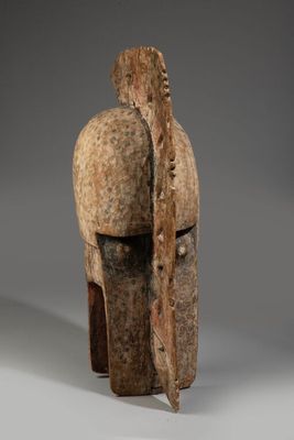 une image représentant une sculpture en bois d'un homme portant un casque