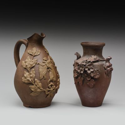 deux vases placés l'un à côté de l'autre sur une table