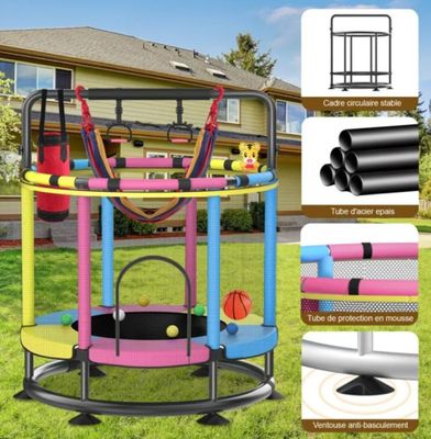 une image représentant une aire de jeux pour enfants avec divers jouets et accessoires