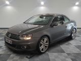 La Volkswagen Jetta est garée sur un sol à damier dans un garage