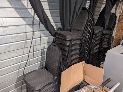 beaucoup de chaises rangées dans un carton