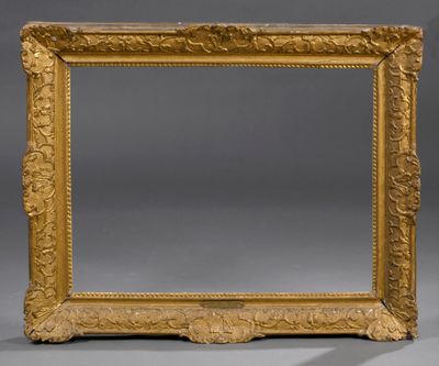 un cadre ancien doré orné d'un motif floral