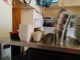 de nombreux bols et tasses sur le plan de travail de la cuisine