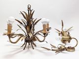 lustre en laiton à cinq lumières, orné d'un oiseau perché sur une branche