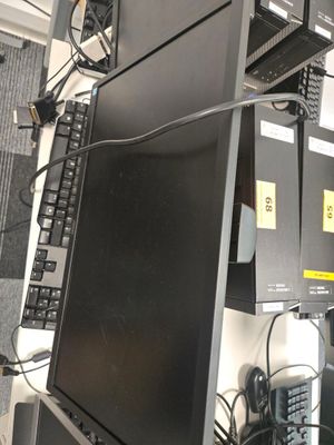 tout un tas de matériel informatique posé sur un bureau