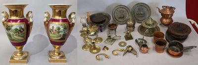 de nombreux types de vases et d'autres objets sur la table