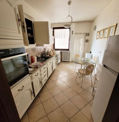 une petite cuisine avec une table et des chaises