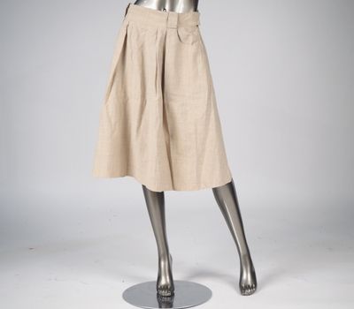 mannequin vêtu d'une jupe beige et d'un haut noir