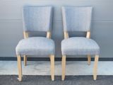 paire de fauteuils rembourrés gris à pieds en bois