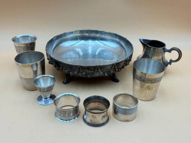 Métal argenté : deux timbales, un pot à lait, un coquetier, trois