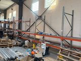 un grand entrepôt rempli de boîtes et de palettes