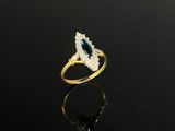 une bague en or sertie d'une pierre bleue et de diamants blancs
