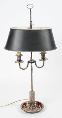 une image d'une lampe de table avec un abat-jour noir
