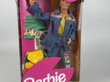 La poupée dans la boîte porte une veste en jean et un jean.