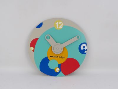 une horloge ornée d'un motif coloré