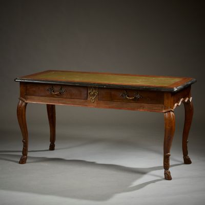 une vieille table en bois surmontée de deux tiroirs