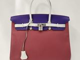 un sac à main violet et rose muni d'une étiquette