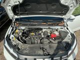 une voiture dont le capot est ouvert et dont le moteur se trouve dans le coffre