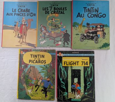 quatre livres pour enfants sont alignés sur une surface blanche