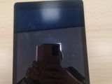 quelqu'un qui se prend en photo dans un miroir avec son téléphone portable