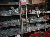 une pièce avec beaucoup d'objets sur les étagères