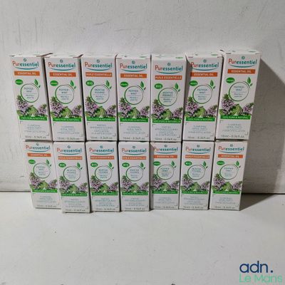 six tubes de dentifrice posés sur un plan de travail blanc