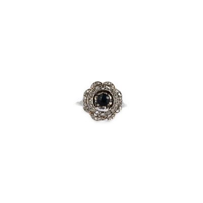 une image représentant une bague en diamant en noir et blanc sur fond blanc
