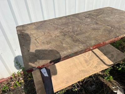 une table posée dans l'herbe près d'un bâtiment