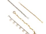 un ensemble de cinq bracelets en or et en argent sur fond blanc