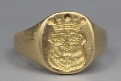 Chevalière en or gravée d’armoiries surmontées d’une couronn…