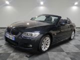 une photo d'une BMW décapotable noire garée dans un garage
