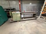 une machine qui se trouve à l'intérieur d'un bâtiment