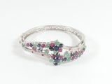 un gros plan d'une bague en argent sertie de pierres multicolores