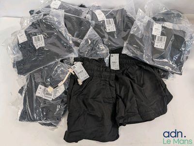 une pile de vêtements posée sur une table