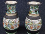 deux vases posés sur une surface bleue